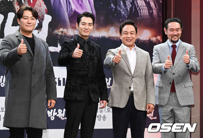 10일 오후 서울 여의도 KBS 본관 아트홀에서 KBS 1TV 새 대하사극 ‘태종 이방원’(연출 김형일 심재현, 극본 이정우, 제작 몬스터유니온) 제작발표회가 진행됐다.오는 11일 첫 방송되는 KBS 1TV 새 대하사극 ‘태종 이방원’은 고려라는 구질서를 무너뜨리고 조선이라는 새로운 질서를 만들어가던 ‘여말선초(麗末鮮初)’ 시기, 누구보다 조선의 건국에 앞장섰던 리더 이방원의 모습을 새롭게 조명하며 안방극장에 신선함을 전달할 예정이다.배우 조순창과 주상욱, 김영철, 김명수가 포즈를 취하고 있다.   2021.12.10 / soul1014@osen.co.kr