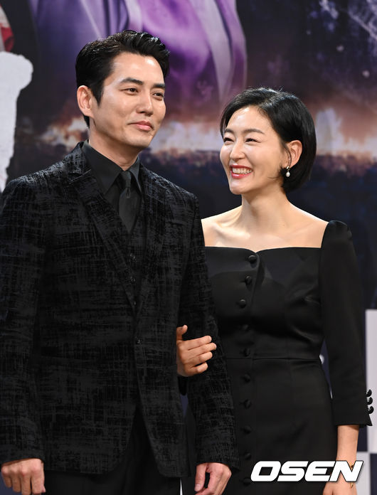 10일 오후 서울 여의도 KBS 본관 아트홀에서 KBS 1TV 새 대하사극 ‘태종 이방원’(연출 김형일 심재현, 극본 이정우, 제작 몬스터유니온) 제작발표회가 진행됐다.오는 11일 첫 방송되는 KBS 1TV 새 대하사극 ‘태종 이방원’은 고려라는 구질서를 무너뜨리고 조선이라는 새로운 질서를 만들어가던 ‘여말선초(麗末鮮初)’ 시기, 누구보다 조선의 건국에 앞장섰던 리더 이방원의 모습을 새롭게 조명하며 안방극장에 신선함을 전달할 예정이다.배우 주상욱과 박진희가 포즈를 취하고 있다.   2021.12.10 / soul1014@osen.co.kr