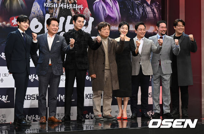 출연배우들이 포즈를 취하고 있다.   2021.12.10 / soul1014@osen.co.kr