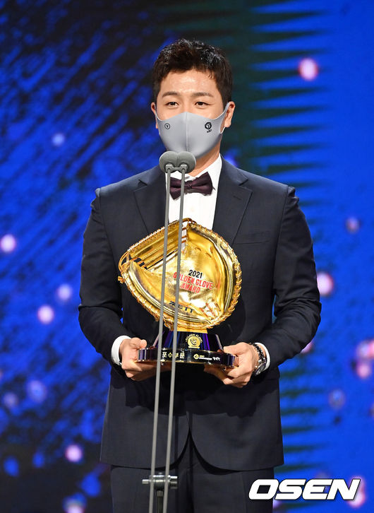 골든글러브 포수 부문에 삼성 강민호가 수상하며 소감을 말하고 있다. 2021.12.10 /jpnews@osen.co.kr