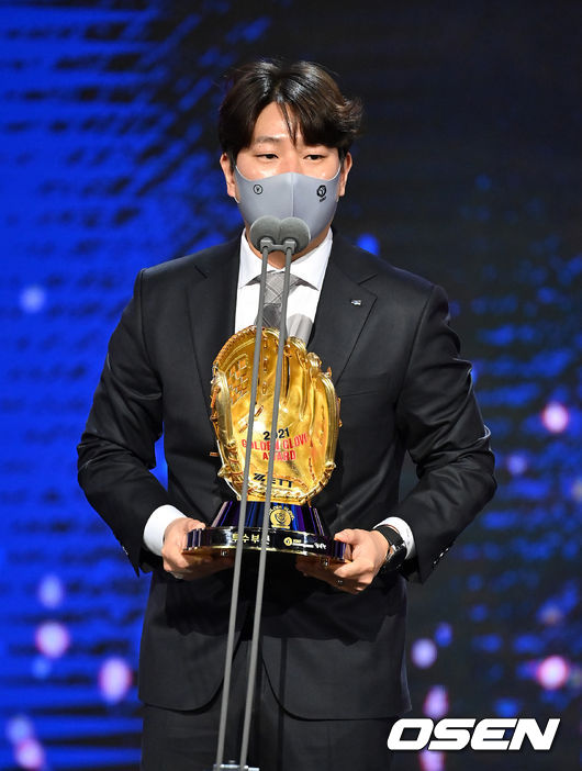 두산 미란다가 골든글러브 투수 부문을 수상했다. 통역 최우진씨가 대리수상하며 소감을 말하고 있다. 2021.12.10 /jpnews@osen.co.kr