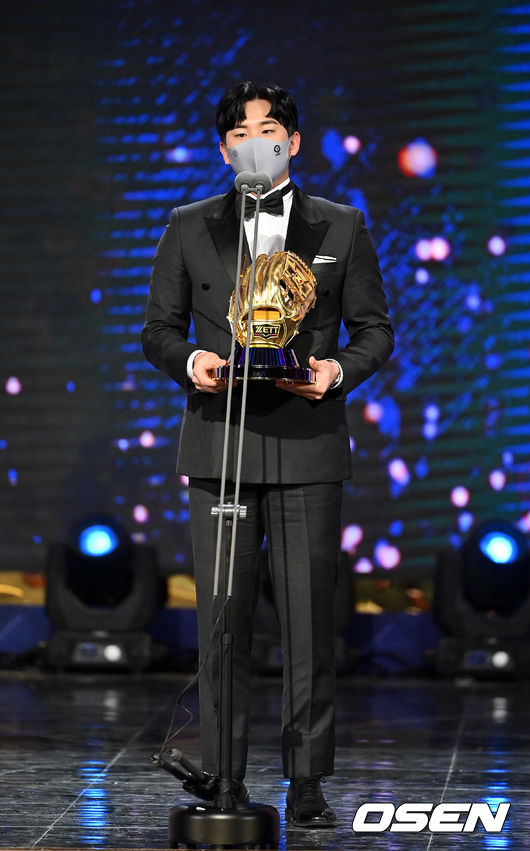 골든글러브 2루수 부문에 한화 정은원이 수상하며 소감을 말하고 있다. 2021.12.10