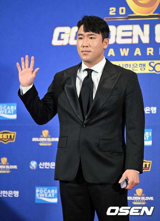 롯데 전준우가 포토타임을 하고 있다. 2021.12.10