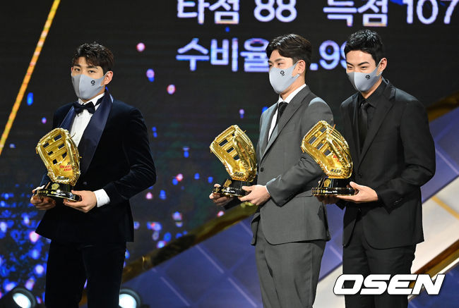 골든글러브 외야수 부문에 키움 이정후, LG 홍창기, 삼성 구자욱이 수상하고 있다. 2021.12.10 /jpnews@osen.co.kr