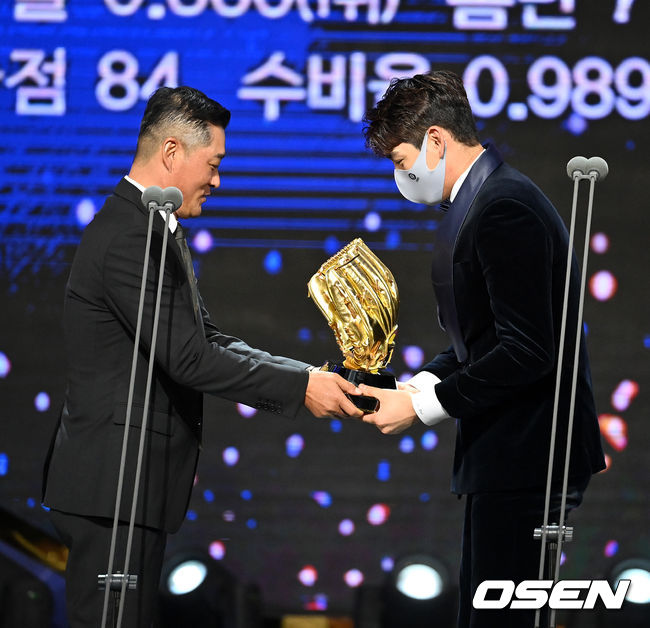 골든글러브 외야수 부문에 키움 이정후가 수상하며 아버지이자 LG 이종범 코치의 축하를 받고 있다. 2021.12.10 /jpnews@osen.co.kr