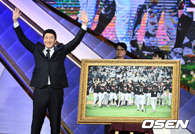 KT 유한준이 박경수와 골든포토상을 공동 수상하며 포즈를 취하고 있다. 2021.12.10 /jpnews@osen.co.kr