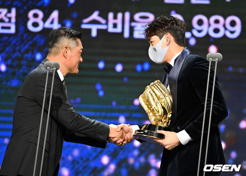 골든글러브 시상식에서 시상자와 수상자로 만난 이종범과 이정후. /OSEN DB