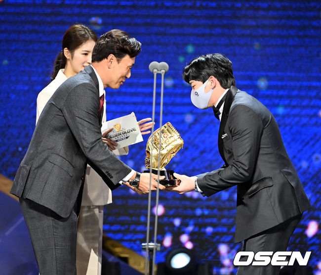 골든글러브 2루수 부문에 힌화 정은원이 수상하며 이승엽 홍보대사의 축하를 받고 있다. 2021.12.10 /jpnews@osen.co.kr