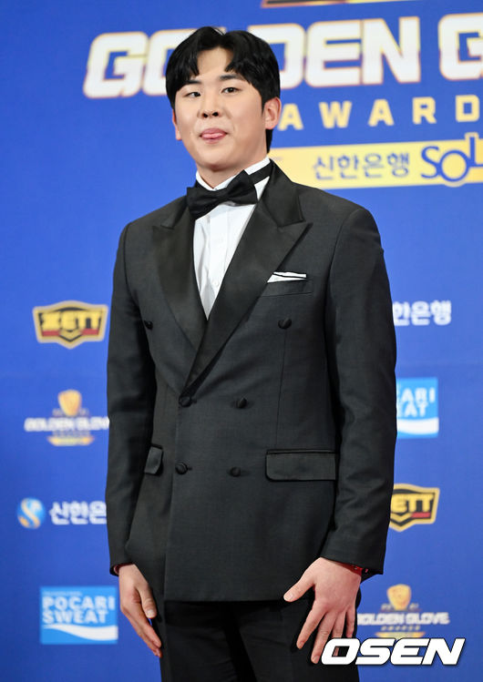 한화 정은원이 포토타임을 하고 있다. 2021.12.10