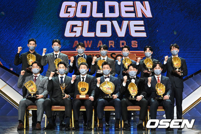 2021 KBO 골든글러브 수상자들이 포토타임을 하고 있다. /OSEN DB