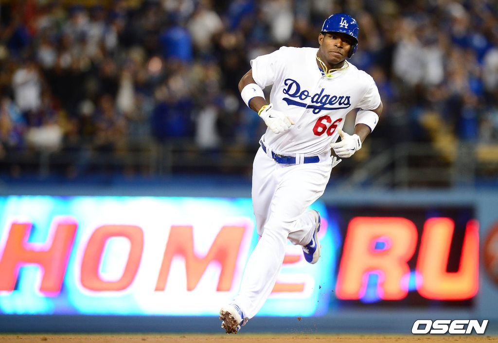 [OSEN DB]2013시즌 빅리그에 데뷔한 야시엘 푸이그가 미국 캘리포니아주 로스앤젤레스 다저스타디움에서 열린 LA 다저스와 샌디에이고 파드리스의 경기 5회말 1사 1, 2루 상황에서 스리런포를 친 후 베이스를 돌고 있다. 2013.06.05 / photo@osen.co.kr