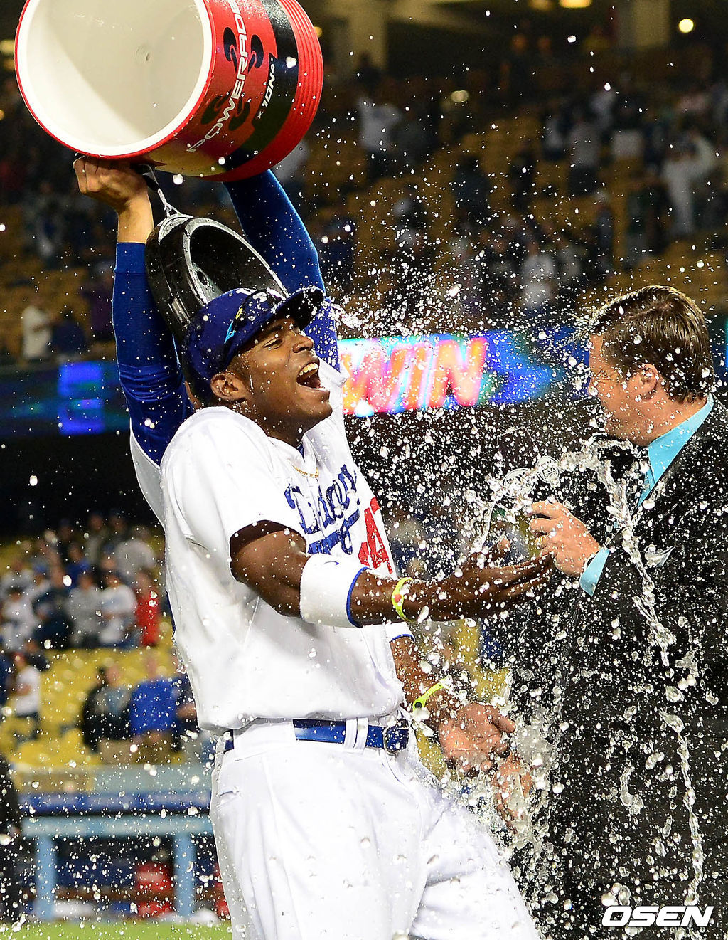 [OSEN DB] 만루 홈런을 쏘아올리며 팀 승리를 이끈 다저스 푸이그가 인터뷰 중 동료들에게 물세례를 받고 있다. 2013.06.07 / photo@osen.co.kr