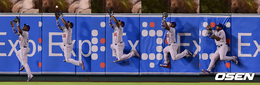 [OSEN DB] 6회말 2사 2,3루 다저스 푸이그가 에인절스 해밀턴의 타구를 점프 캐치하고 있다. 2013.08.08 / photo@osen.co.kr