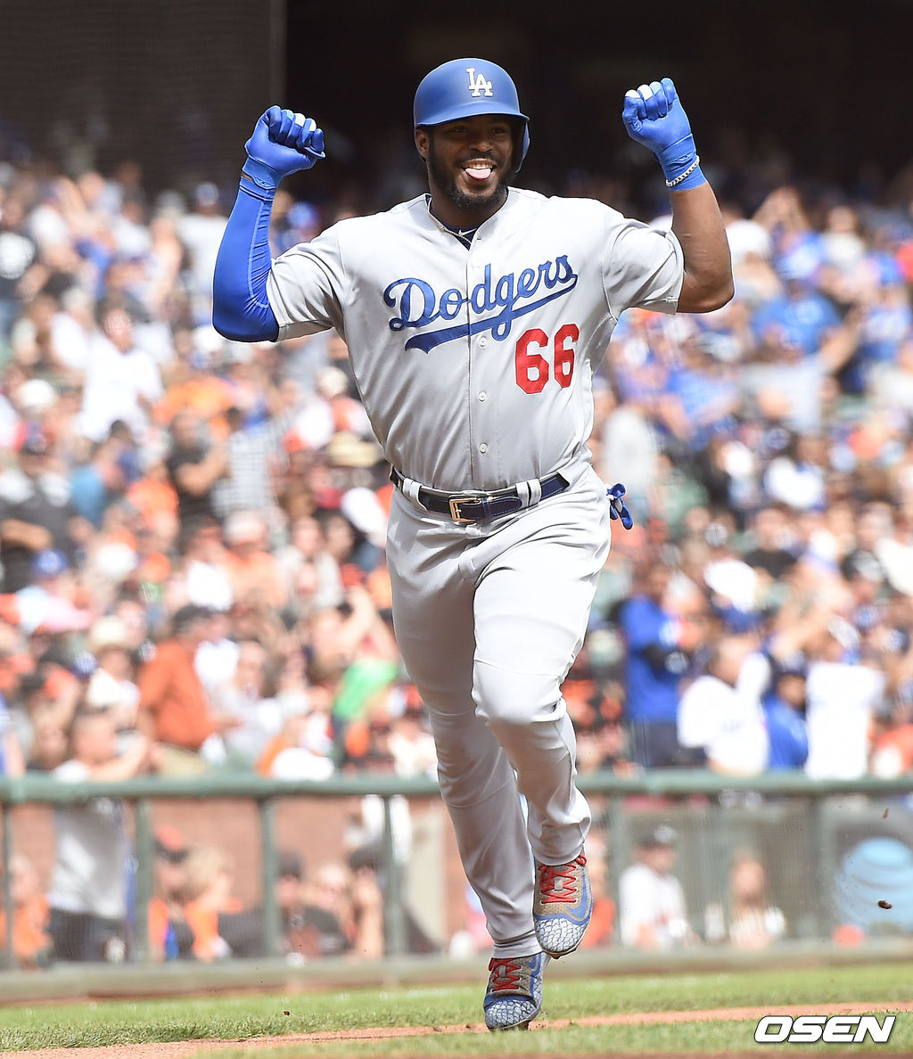 2회초 무사 선두타자로 나선 다저스 야시엘 푸이그가 달아나는 솔로포를 날리고 그라운드를 돌며 기뻐하고 있다. 2018.09.30 /dreamer@osen.co.kr