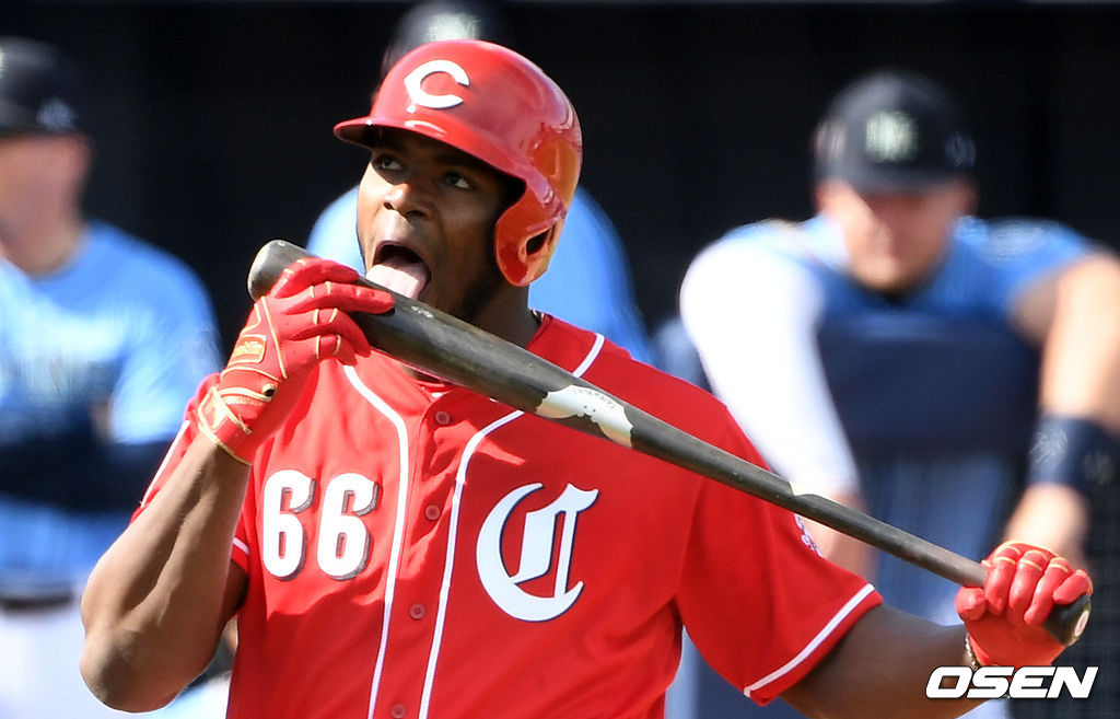 26일(한국시간) 미국 애리조나주 피오리아에 위치한 피오리아 스포츠 콤플렉스에서 열린 미국프로야구 메이저리그 시애틀 매리너스와 신시내티 레즈의 시범경기에서 신시내티 푸이그가 타석에 들어서 배트 핥기를 하고 있다. 2019.02.26 /jpnews@osen.co.kr