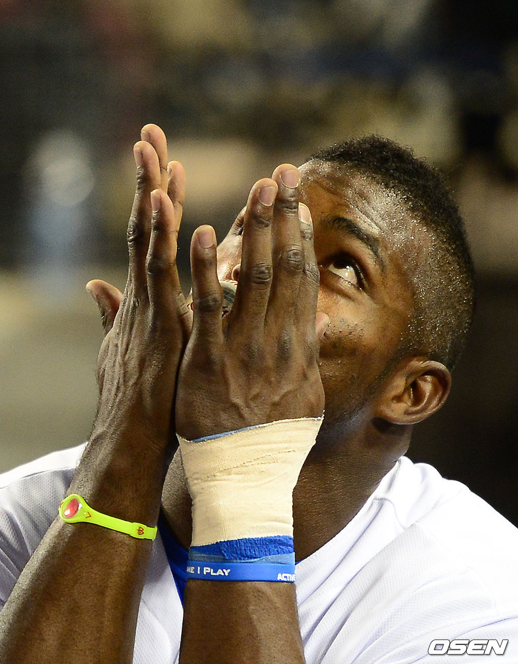 4회말 1타점을 올린 다저스 푸이그가 공격을 마치고 더그아웃에서 기뻐하고 있다. 2014.09.09/ jpnews@osen.co.kr