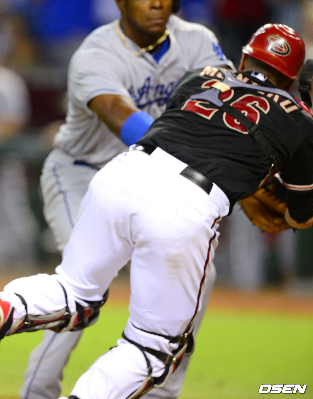 5회초 무사 만루 다저스 곤살레스가 희생플라이를 날렸다. 이 타구를 애리조나 중견수가 놓친 사이 홈으로 쇄도한 1루 주자 푸이그가 몬테로 포수와 충돌하고 있다. 2013.07.10 /soul1014@osen.co.kr