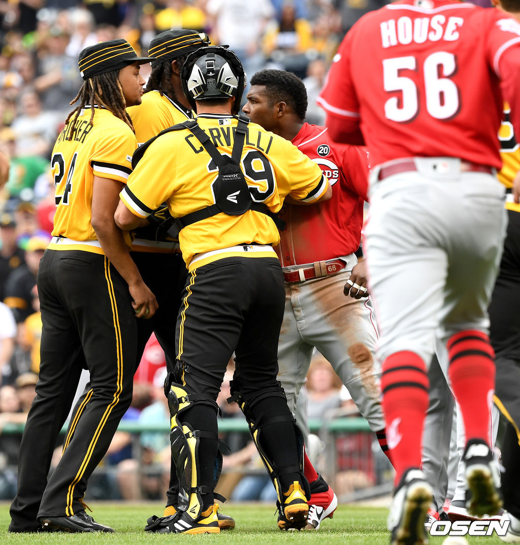 신시내티 야시엘 푸이그가 동료들을 뿌리치며 피츠버그 선수들과 몸싸움을 벌이고 있다. 결국 푸이그는 퇴장조치. 2019.04.08 /dreamer@osen.co.kr