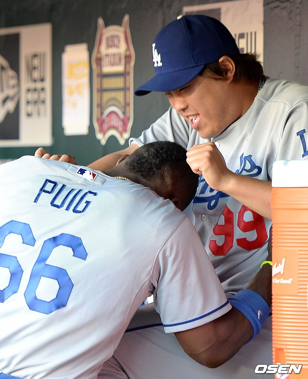 7일(이하 한국시간) 미국 미주리주 세인트루이스에 위치한 부시스타디움에서 열린 2013 메이저리그 세인트루이스 카디널스와 LA 다저스의 경기, 경기에 앞서 다저스 푸이그와 류현진이 장난을 치고 있다. 2013.08.07 /sunday@osen.co.kr