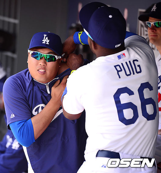 경기전 다저스 푸이그가 더그아웃에서 류현진과 장난을 치고 있다. 2014.04.06 / jpnews@osen.co.kr