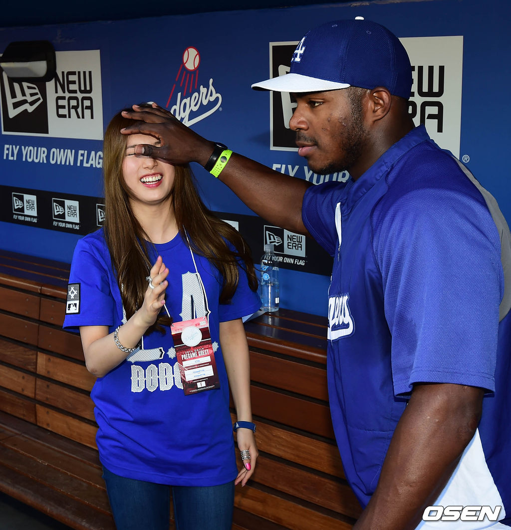 [OSEN DB] 29일(이하 한국시간) 미국 캘리포니아주 로스앤젤레스 다저스타디움에서 열리는 '2014 메이저리그' LA 다저스와 신시내티 레즈의 경기 시작전 푸이그가 시구자로 나서는 수지의 머리를 쓰다듬고 있다. 2014.05.29 / photo@osen.co.kr
