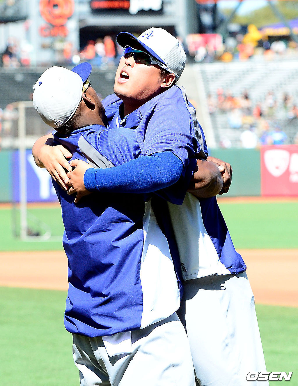 [OSEN DB] 27일(이하 한국시간) 미국 캘리포니아주 샌프란시스코 AT&T 파크에서 열리는 '2014 메이저리그' 샌프란시스코 자이언츠와 LA 다저스의 경기에 앞서 다저스 푸이그가 류현진에게 장난을 치고 있다. 2014.07.27 / photo@osen.co.kr