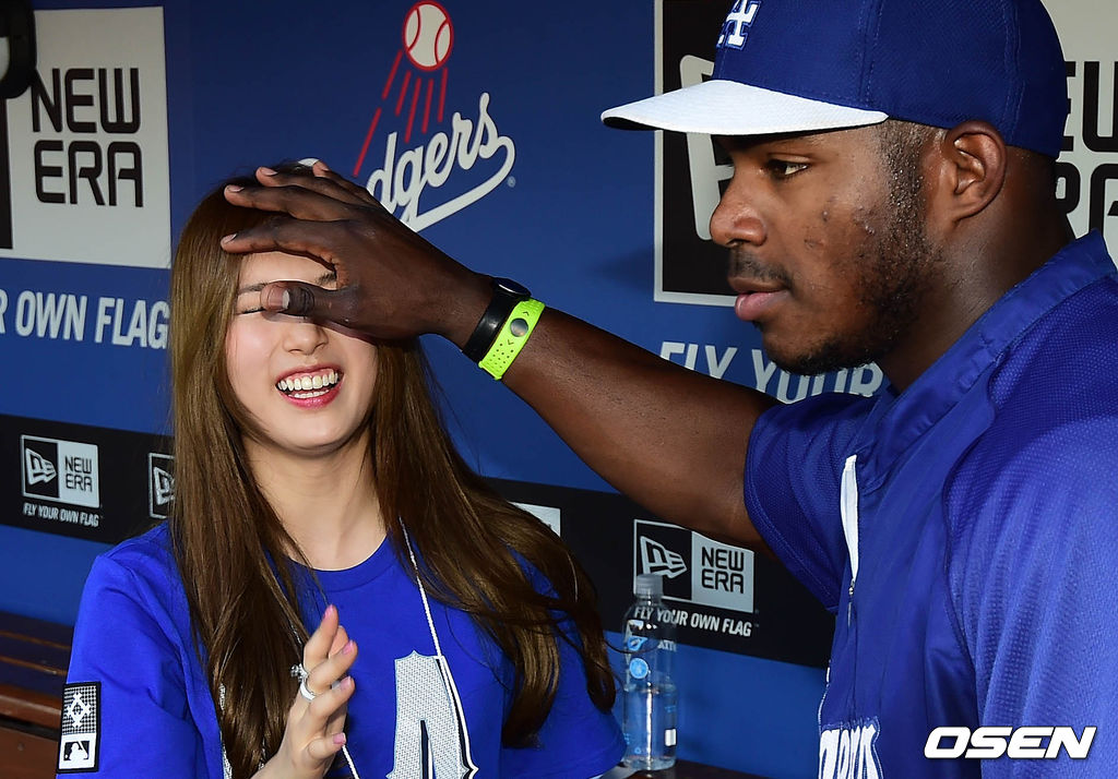 [OSEN DB] 29일(이하 한국시간) 미국 캘리포니아주 로스앤젤레스 다저스타디움에서 열리는 '2014 메이저리그' LA 다저스와 신시내티 레즈의 경기 시작전 푸이그가 시구자로 나서는 수지의 머리를 쓰다듬고 있다. 2014.05.29 / photo@osen.co.kr