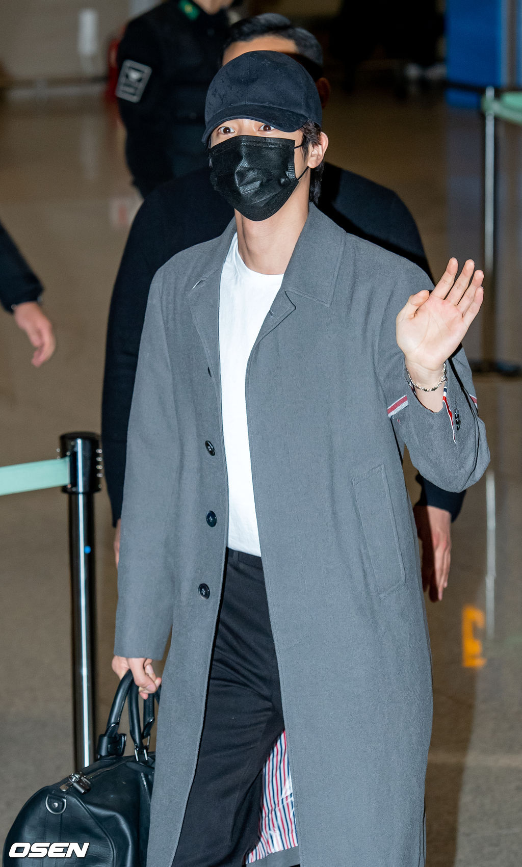 BTS 진이 입국장에서 걸어 나오고 있다. 2021.12.06 /rumi@osen.co.kr