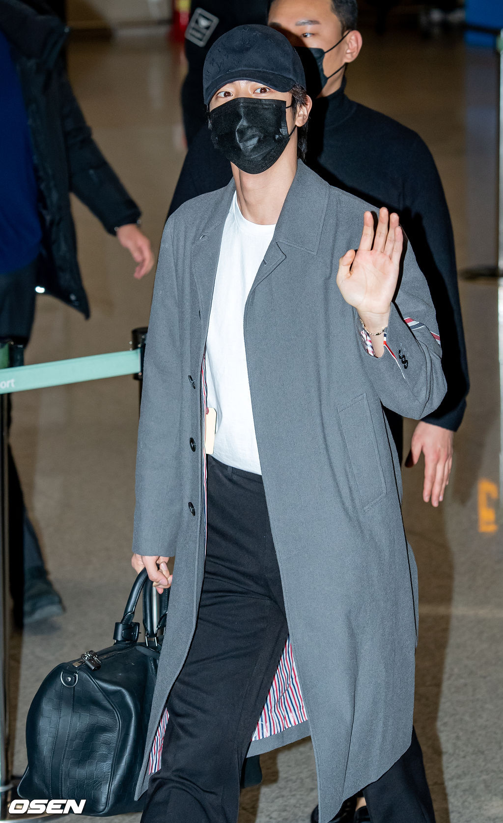 BTS 진이 입국장에서 걸어 나오고 있다. 2021.12.06 /rumi@osen.co.kr