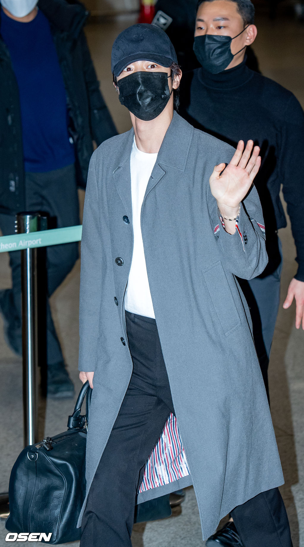BTS 진이 입국장에서 걸어 나오고 있다. 2021.12.06 /rumi@osen.co.kr