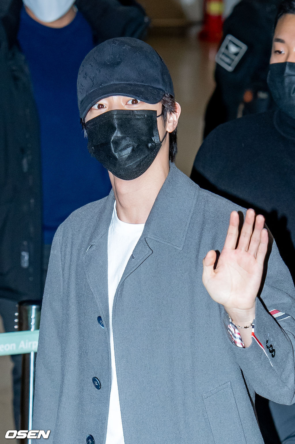 BTS 진이 입국장에서 걸어 나오고 있다. 2021.12.06 /rumi@osen.co.kr