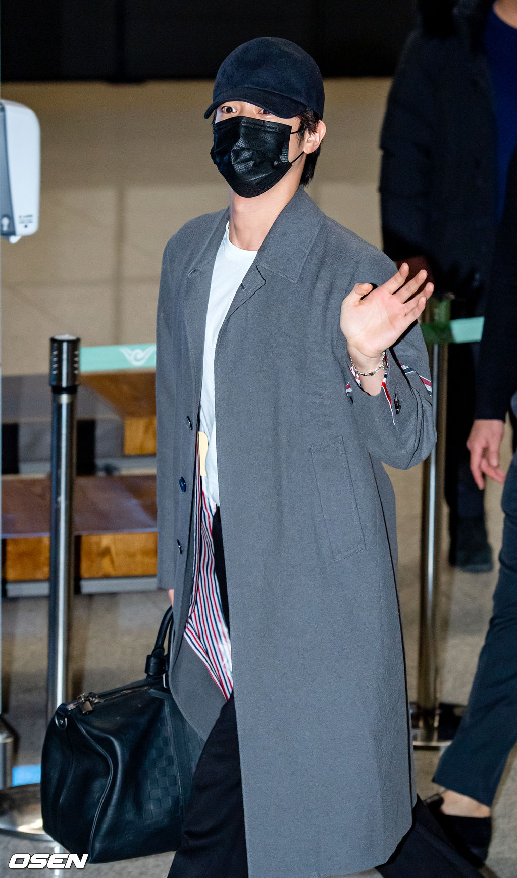 BTS 진이 입국장에서 걸어 나오고 있다. 2021.12.06 /rumi@osen.co.kr