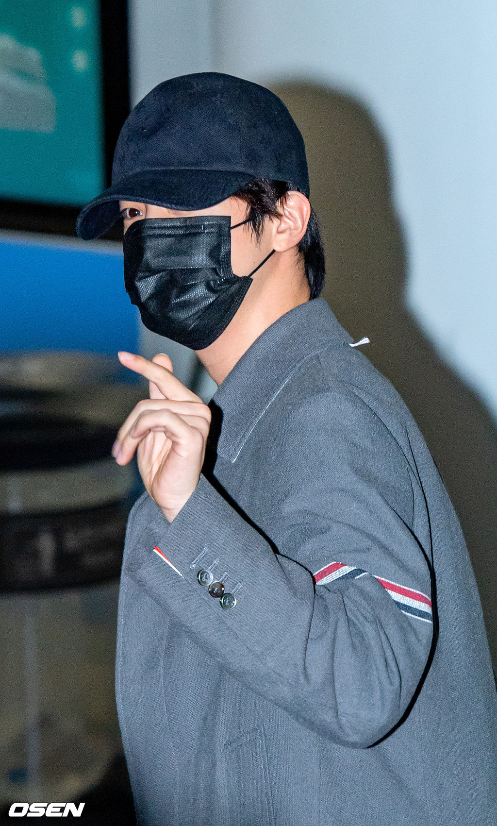 BTS 진이 입국장에서 걸어 나오고 있다. 2021.12.06 /rumi@osen.co.kr