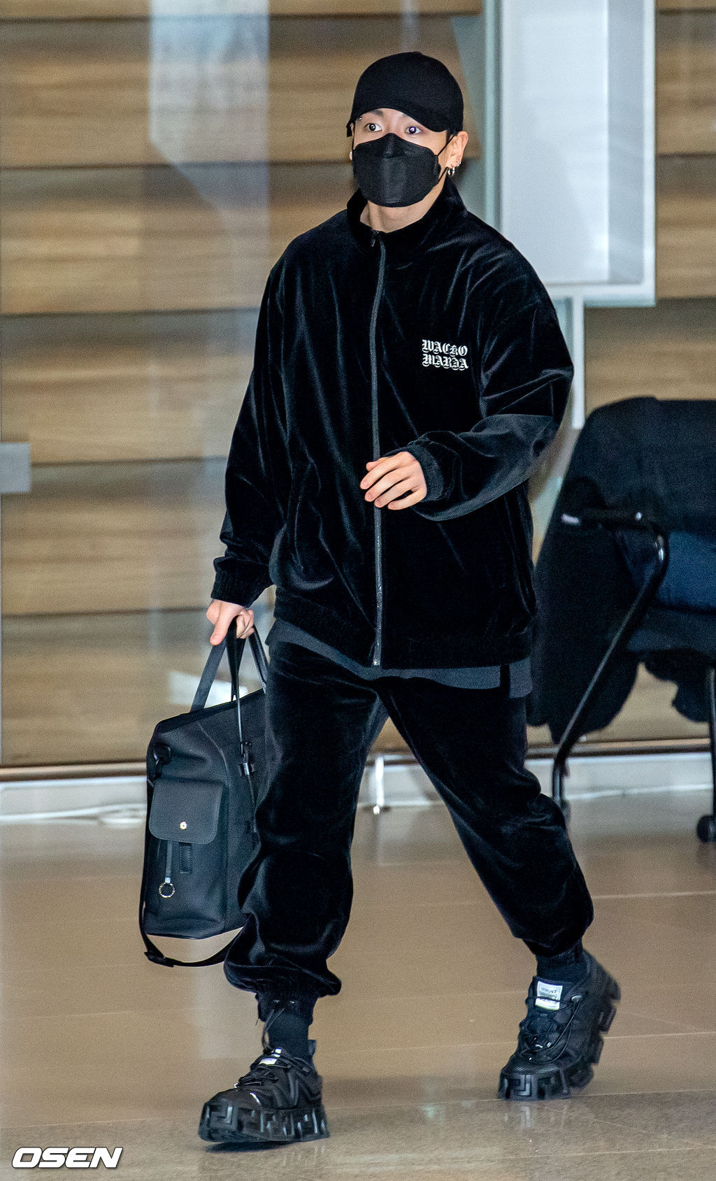 BTS 정국이 입국장에서 걸어 나오고 있다. 2021.12.06 /rumi@osen.co.kr