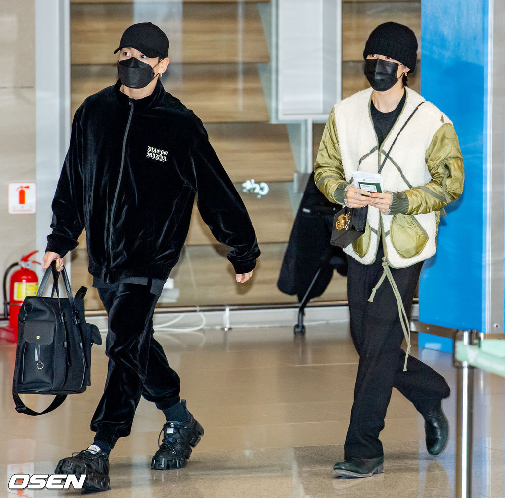 BTS 정국과 지민이 입국장에서 걸어 나오고 있다. 2021.12.06 /rumi@osen.co.kr