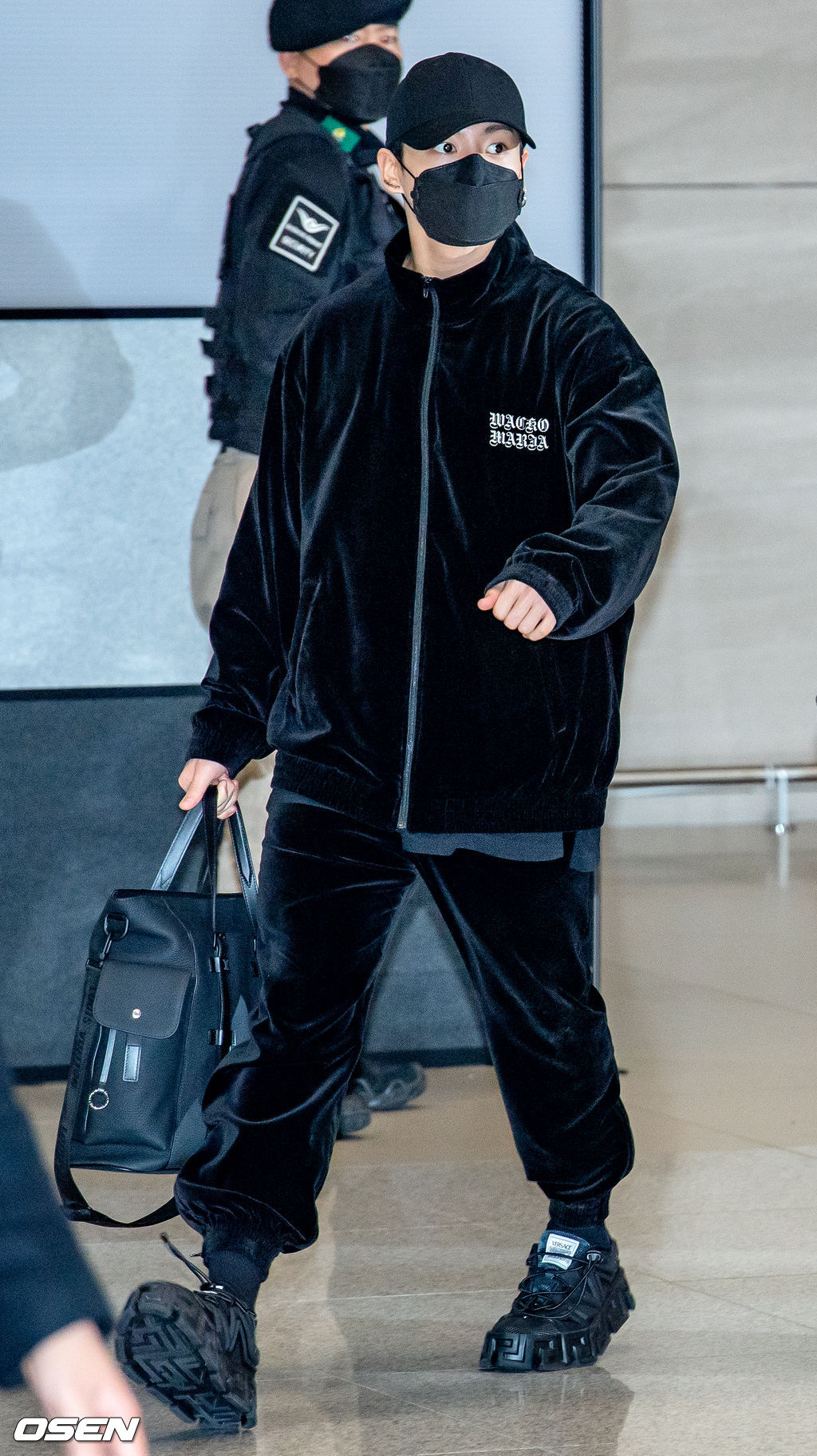 BTS 정국이 입국장에서 걸어 나오고 있다. 2021.12.06 /rumi@osen.co.kr