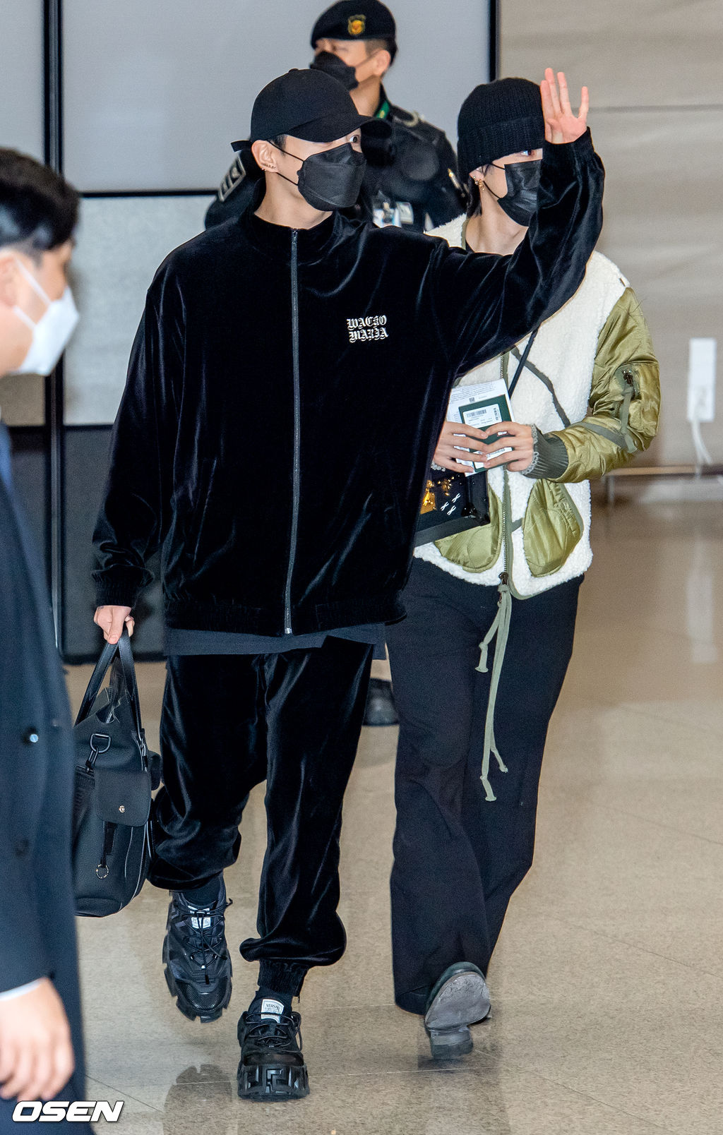 BTS 정국과 지민이 입국장에서 걸어 나오고 있다. 2021.12.06 /rumi@osen.co.kr