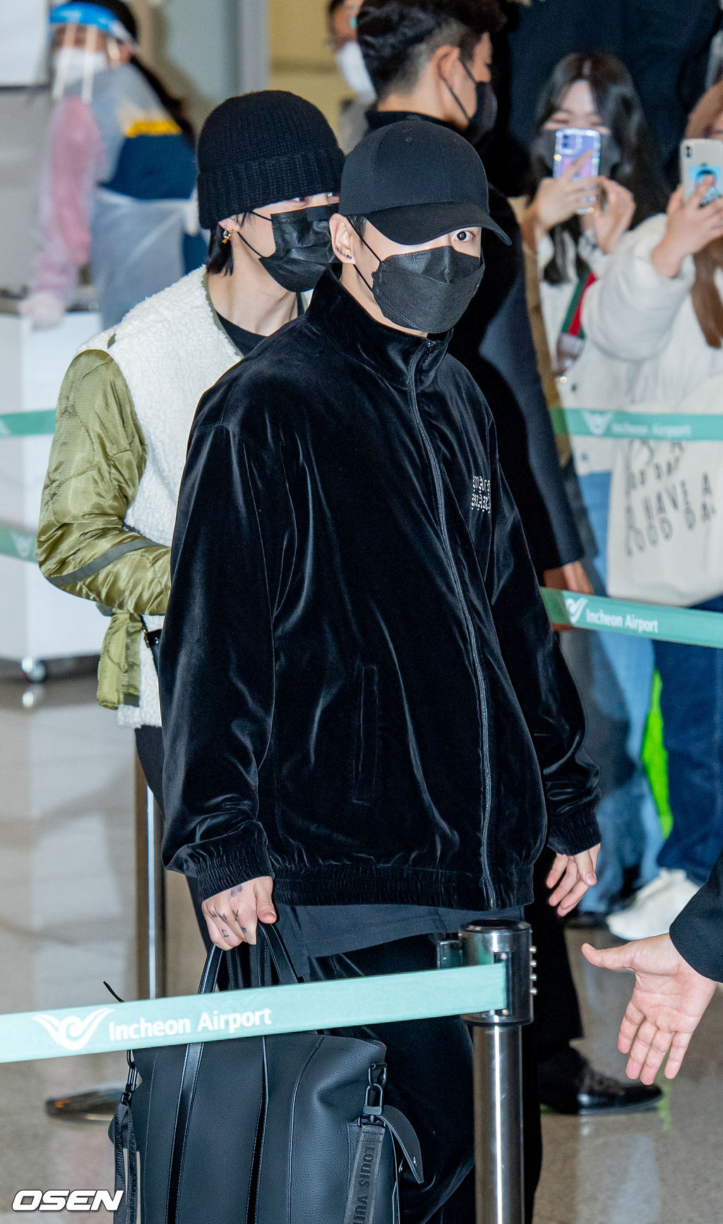 BTS 정국과 지민이 입국장에서 걸어 나오고 있다. 2021.12.06 /rumi@osen.co.kr
