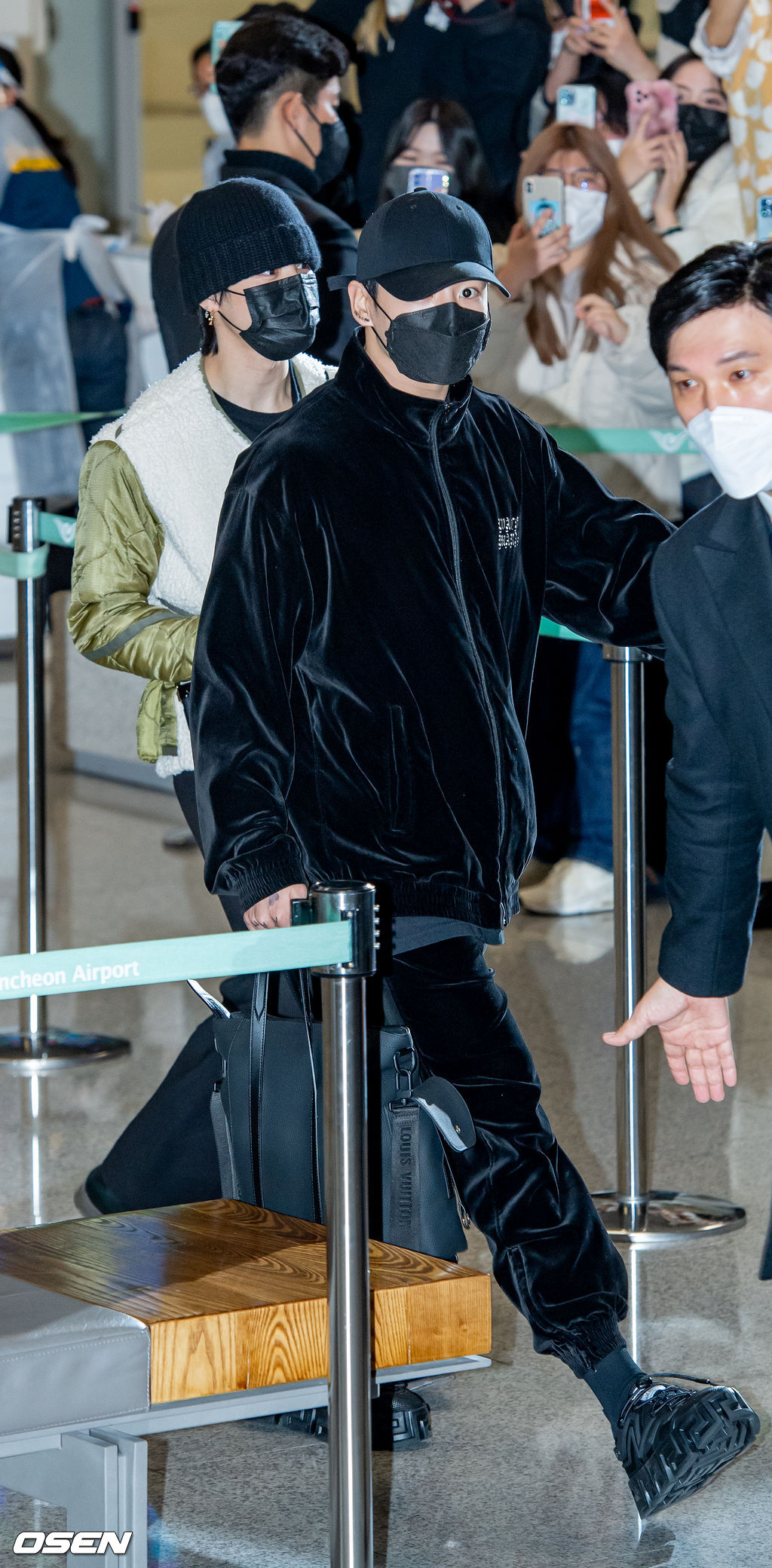 BTS 정국과 지민이 입국장에서 걸어 나오고 있다. 2021.12.06 /rumi@osen.co.kr
