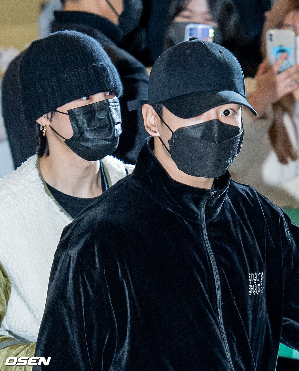 BTS 정국과 지민이 입국장에서 걸어 나오고 있다. 2021.12.06 /rumi@osen.co.kr