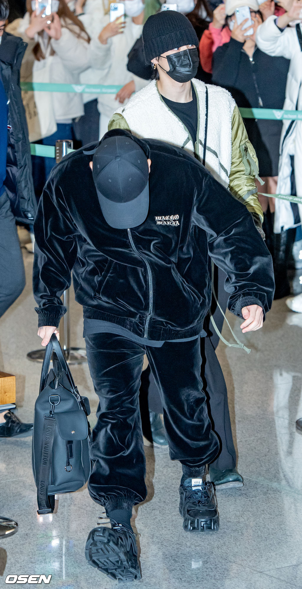 BTS 정국과 지민이 입국장에서 걸어 나오고 있다. 2021.12.06 /rumi@osen.co.kr