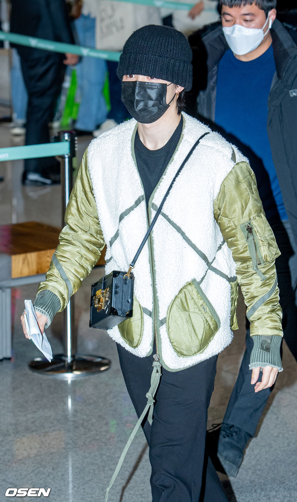 BTS 지민이 입국장에서 걸어 나오고 있다. 2021.12.06 /rumi@osen.co.kr