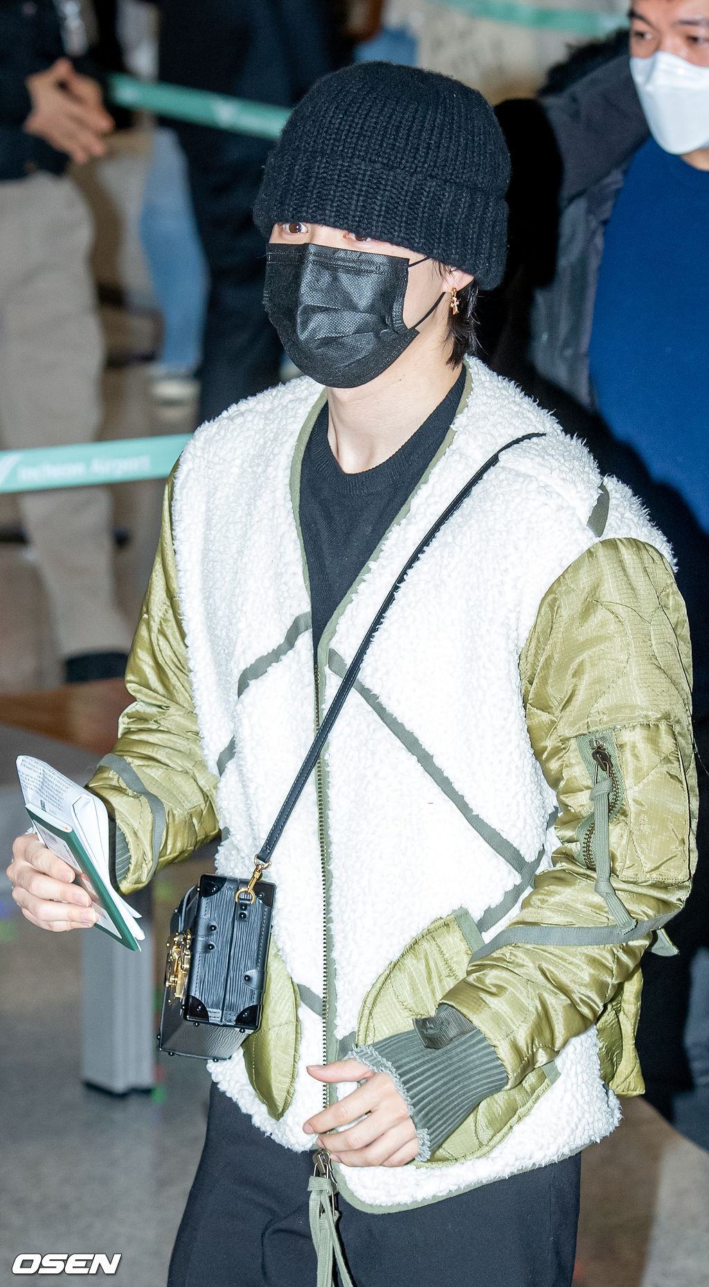 BTS 지민이 입국장에서 걸어 나오고 있다. 2021.12.06 /rumi@osen.co.kr