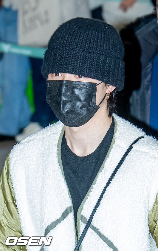 BTS 지민이 입국장에서 걸어 나오고 있다. 2021.12.06 /rumi@osen.co.kr