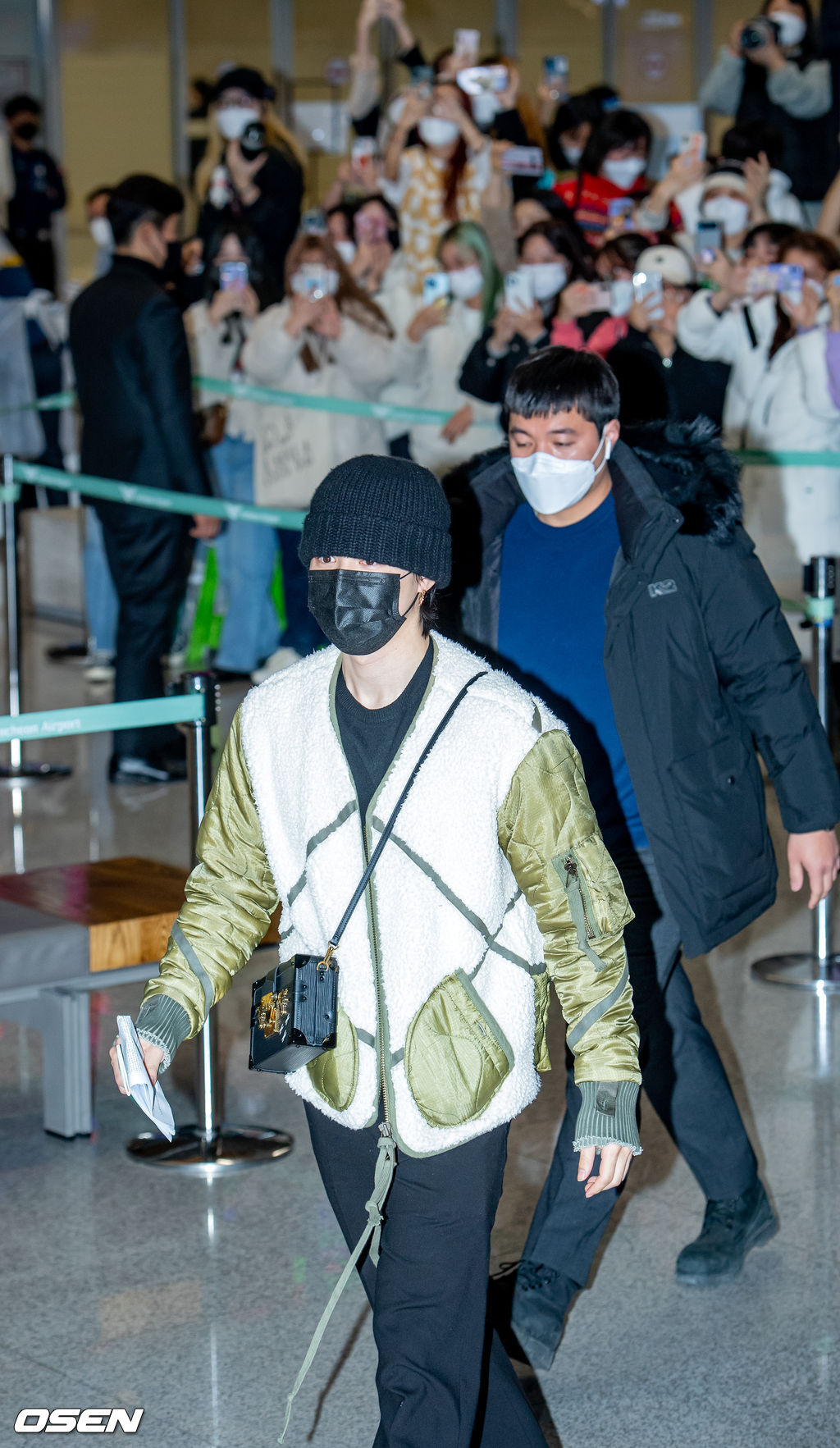 BTS 지민이 입국장에서 걸어 나오고 있다. 2021.12.06 /rumi@osen.co.kr