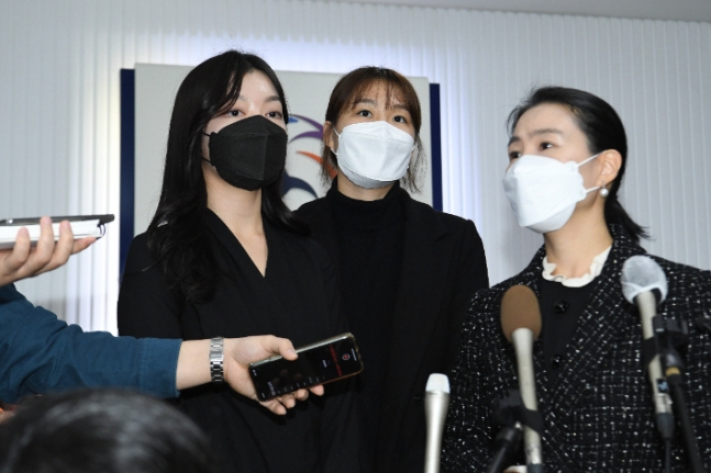 조송화(가운데)와 변호사가 상벌위원회를 마치고 인터뷰하고 있다. /KOVO 제공