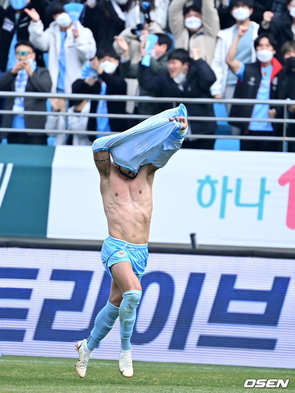 전반 대구 세징야가 동점골을 성공시키며 상의 유니폼을 탈의하며 세리머니를 펼치고 있다. 2021.12.11 /jpnews@osen.co.kr