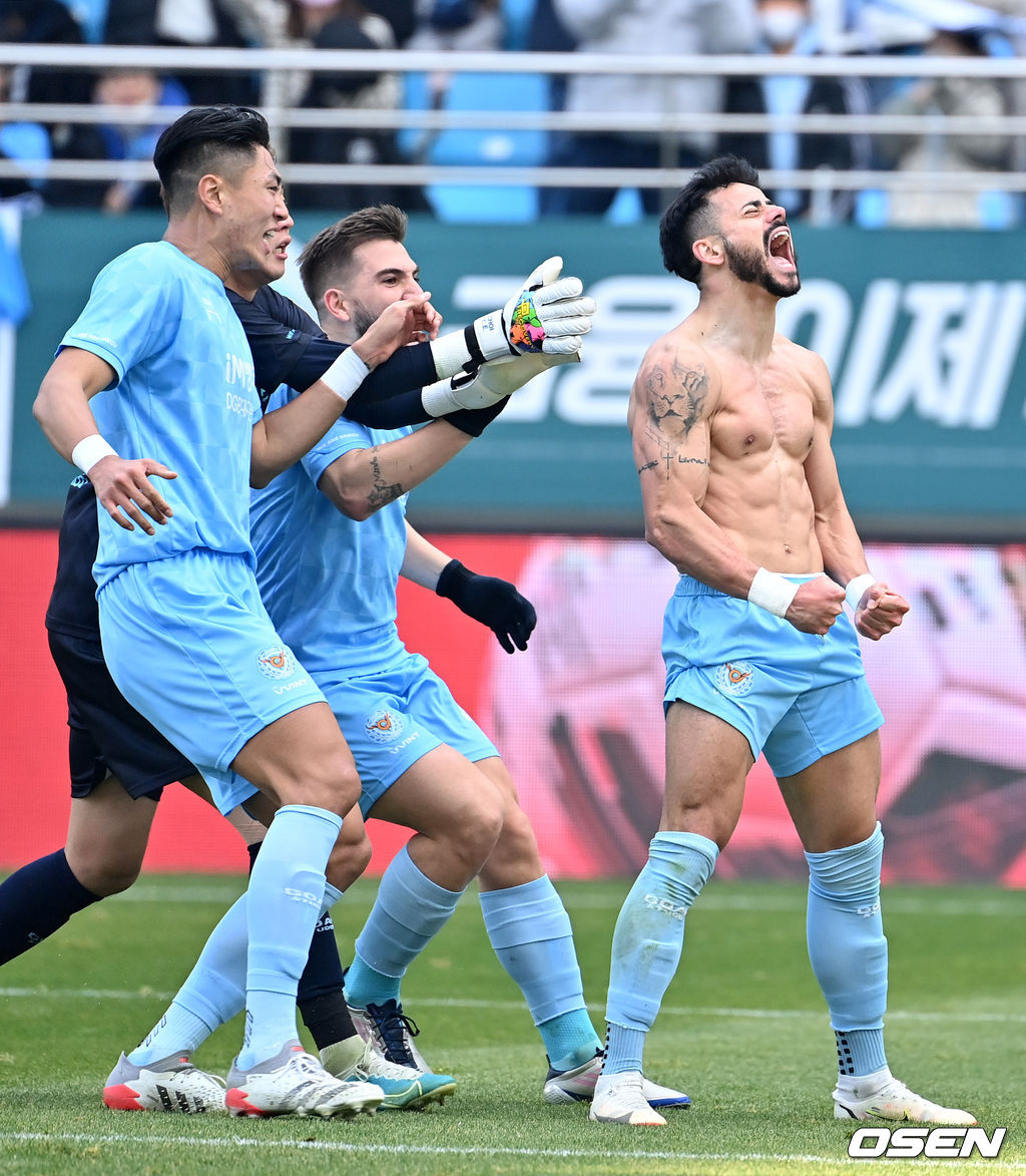 전반 대구 세징야가 동점골을 성공시키며 동료선수들과 기뻐하고 있다. 2021.12.11 /jpnews@osen.co.kr