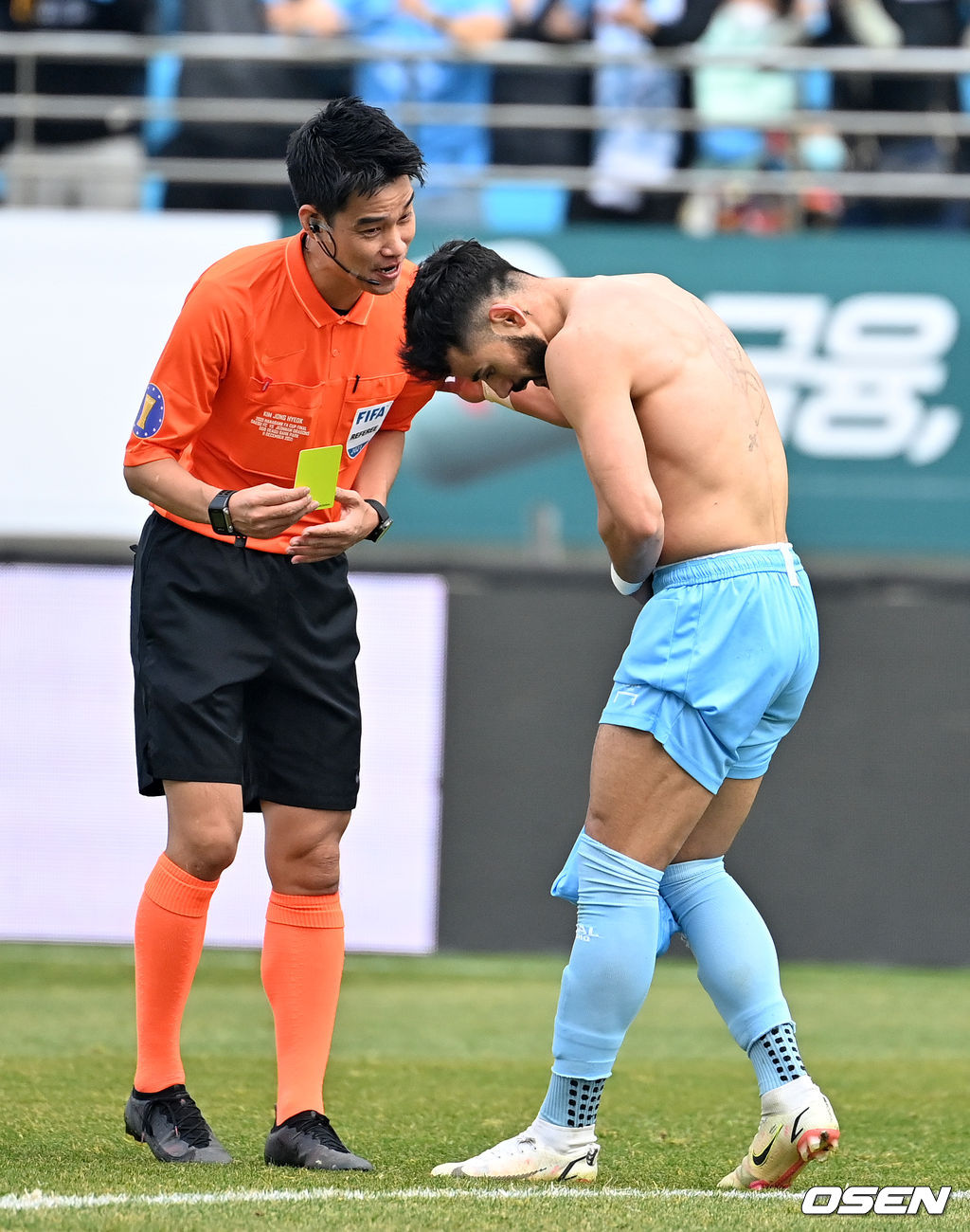 전반 대구 세징야가 동점골을 성공시키며 유니폼을 벗고 세리머니를 하다 경고를 받고 있다. 2021.12.11 /jpnews@osen.co.kr