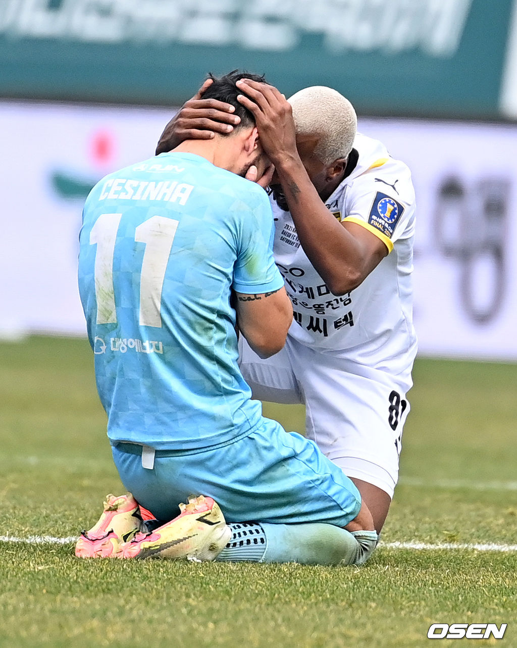 경기를 마치고 전남 발로텔리가 대구 세징야를 위로하고 있다. 2021.12.11 /jpnews@osen.co.kr